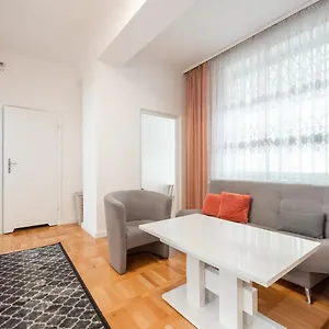 Plac Zbawiciela 3-bedroom Apartament